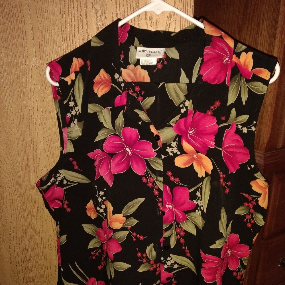Sleeveless shirt with skirt